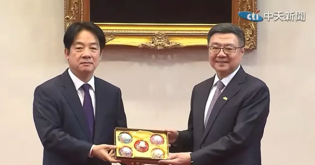 賴清德總統召集五院院長會商國政，致贈禮品給出席的行政院長卓榮泰等五院院長、副院長及代表。（圖／中天新聞）