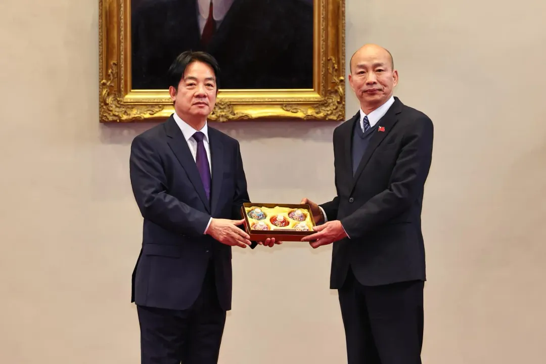 總統賴清德（左）贈五院院長「花開富貴五福臨門」紅花響杯五入禮盒，右為立法院長韓國瑜。（圖／中央社提供）