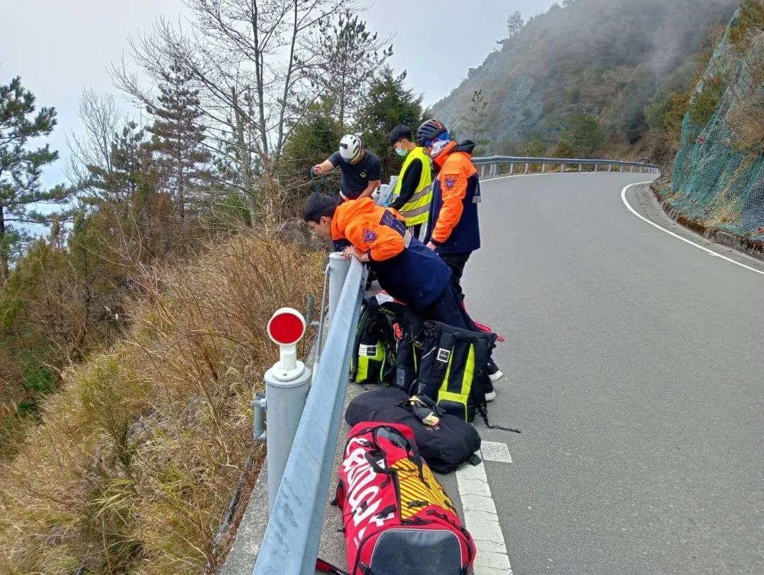 南投合歡山今日(10日)下午發生一起汽車墜谷意外。(圖/翻攝畫面)