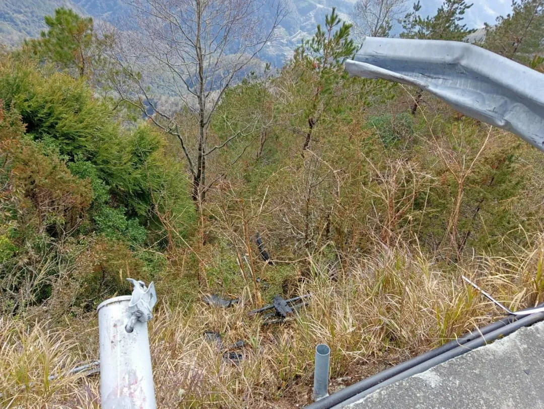 南投合歡山今日(10日)下午發生一起汽車墜谷意外。(圖/翻攝畫面)