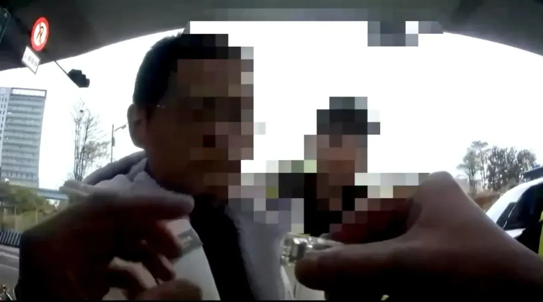 通緝男被攔下逮捕搜出喪屍菸彈。（圖／翻攝畫面）