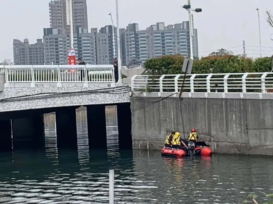 警方連日於前鎮河打撈屍塊。（圖／中天新聞）