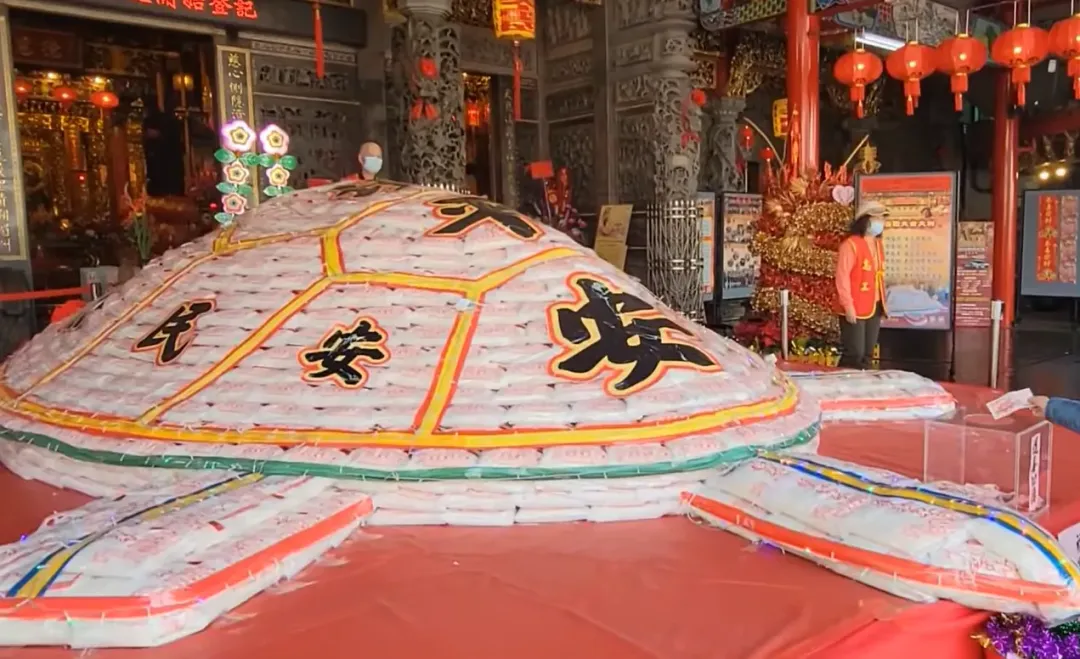 重達2萬2000台斤的平安米壽龜。（圖／翻攝自facebook／阿猴媽祖屏東慈鳳宮）