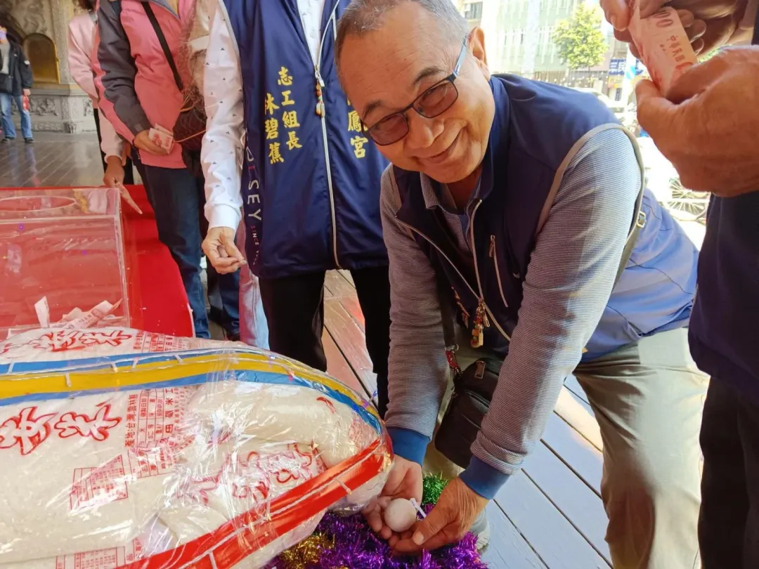 壽龜生福蛋祈福活動。（圖／翻攝自facebook／阿猴媽祖屏東慈鳳宮）