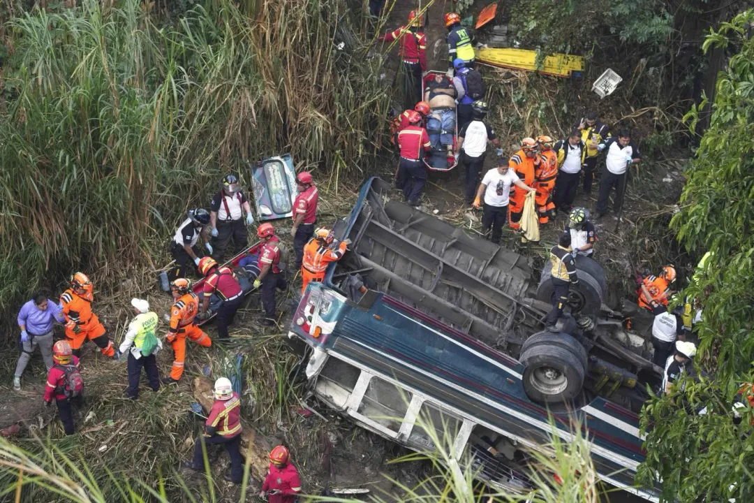 瓜地馬拉驚傳巴士墜谷,54人喪生。(圖/美聯社)