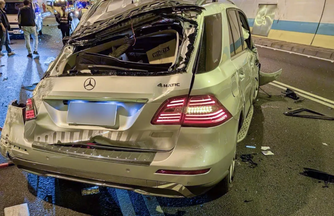 賓士車自撞翻覆全毀。（圖／翻攝畫面）