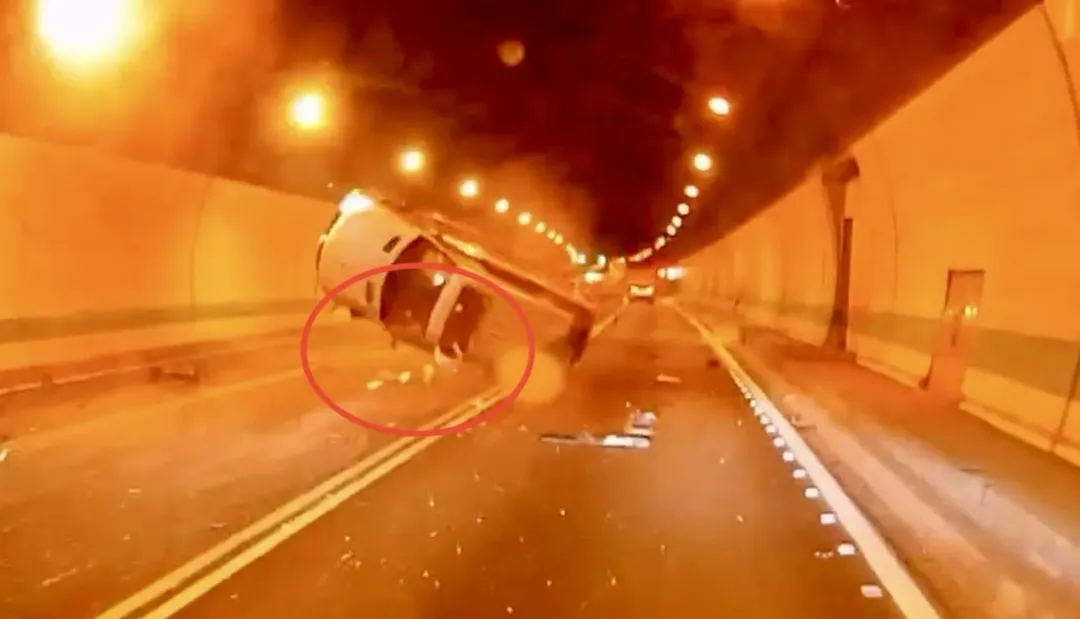 國道日前發生一起自撞車禍駕駛因未扣安全帶從天窗噴飛車外重傷。（圖／翻攝畫面）