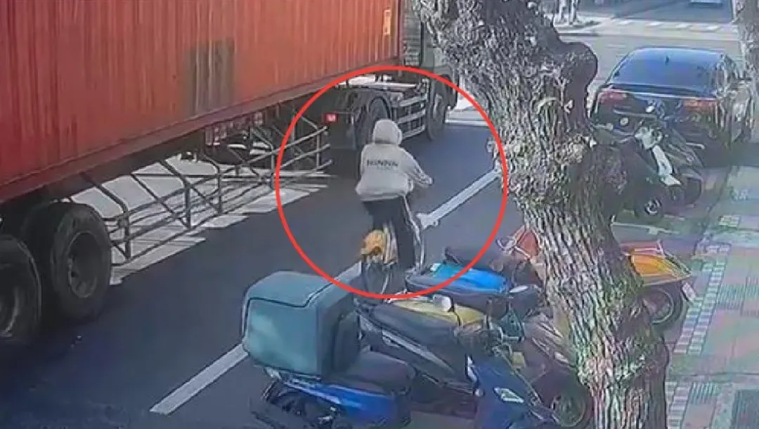 越南籍空姐騎Ubike遭貨櫃車輾斃。（圖／翻攝畫面）