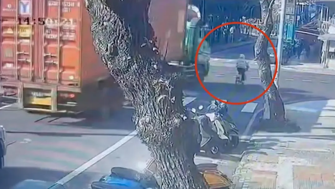 肇事車輛疑因右轉時內輪差釀禍。（圖／翻攝畫面）