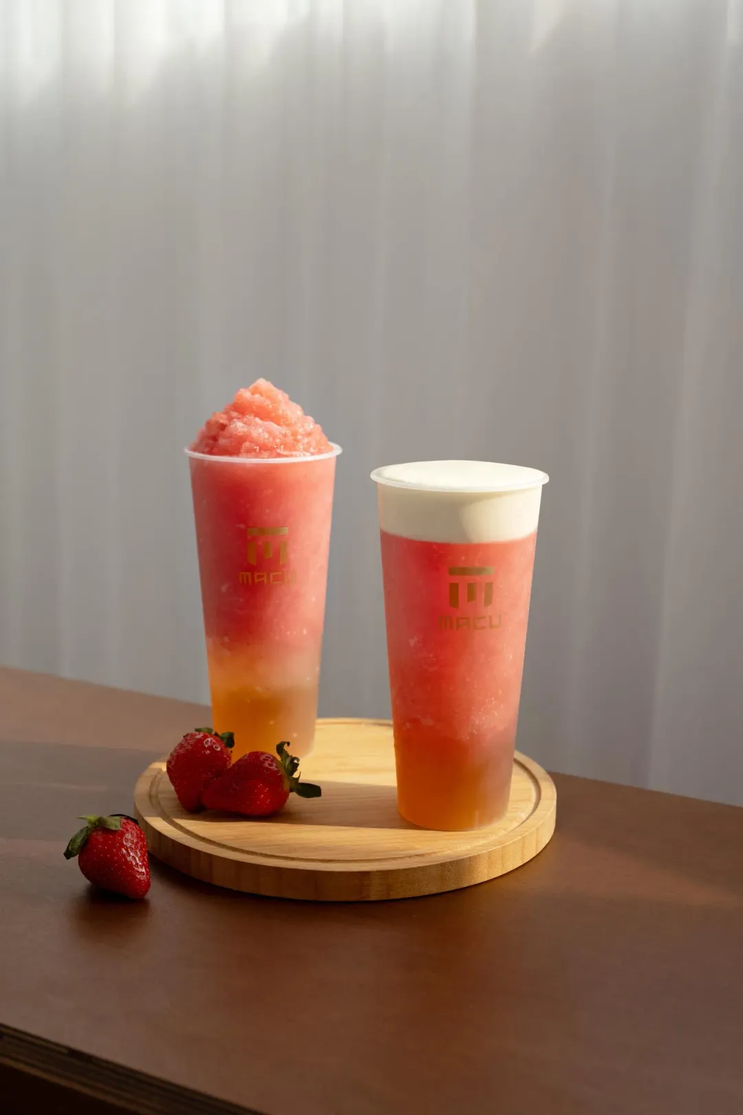 MACU麻古茶坊經典草莓飲品「芝芝草莓果粒」、「草莓果粒波波」將於2月14日回歸。（圖／MACU麻古茶坊提供）