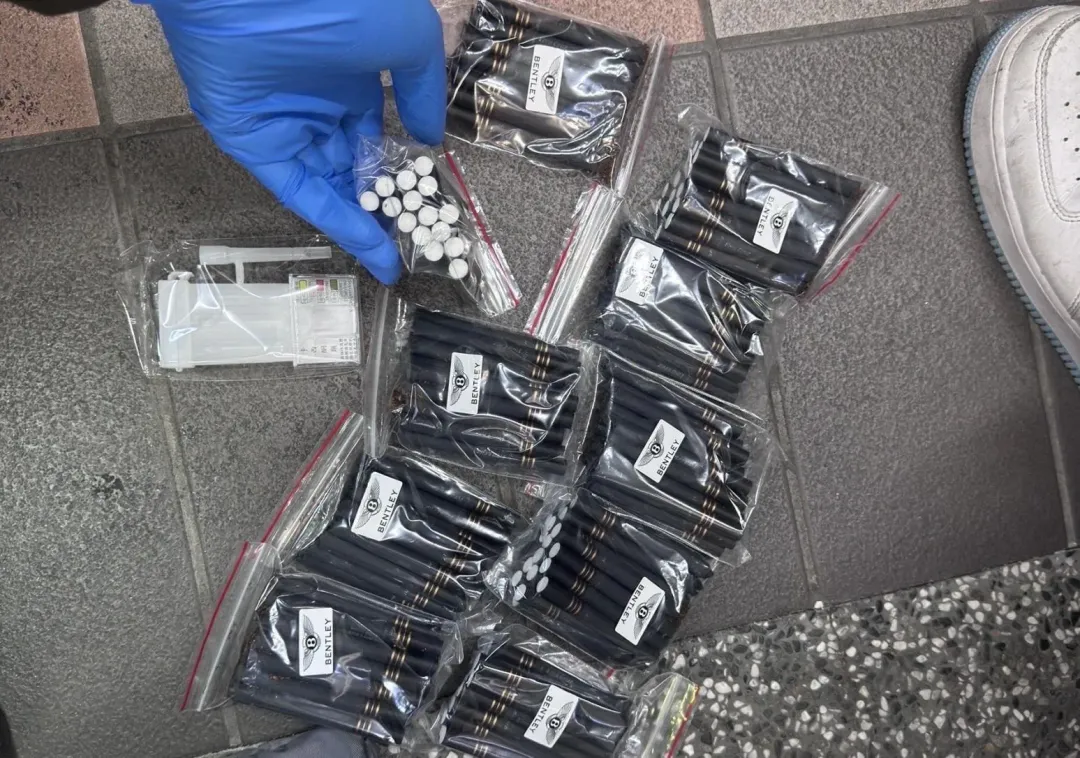警方查扣大量彩虹菸。（圖／翻攝畫面）