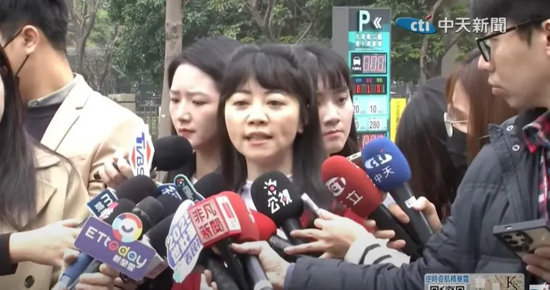 資深媒體人謝寒冰分析高嘉瑜近日動作頻頻,其主要目的是想要讓綠營內部和支持者能重新接納她。(圖/中天新聞)