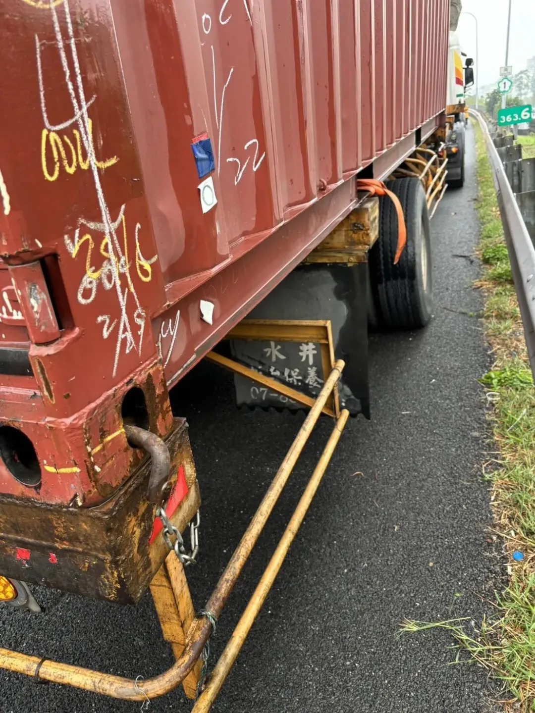 貨櫃車1組巨輪脫落造成驚悚國道事故。(圖/警方提供)