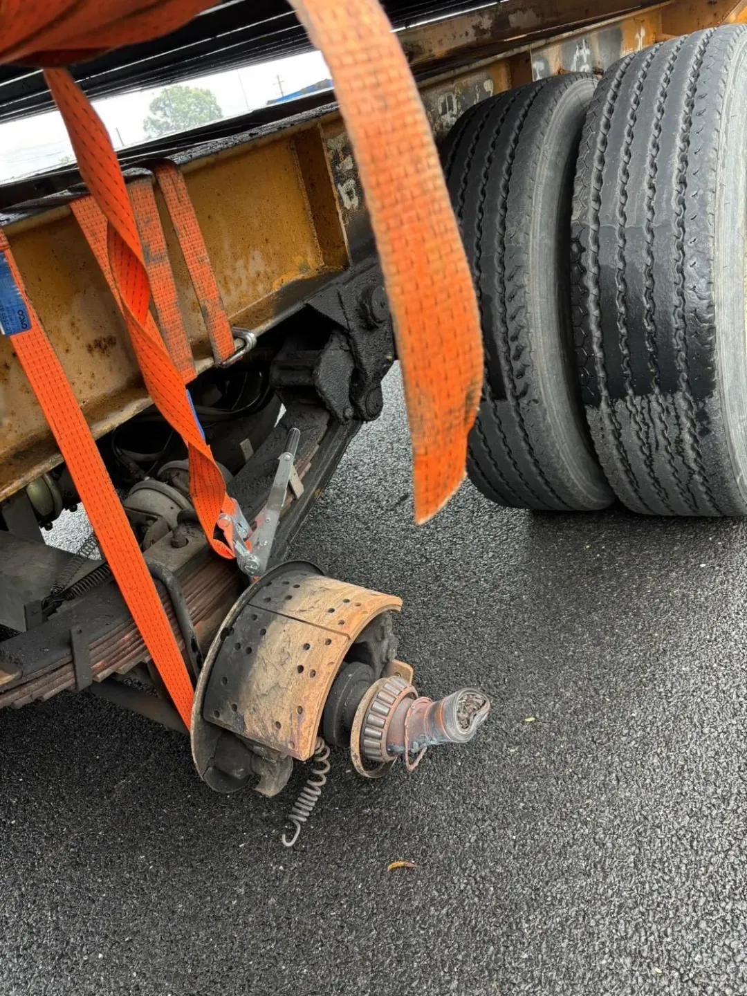 肇事貨櫃車除了噴飛2顆輪胎,車體還掉落輪軸附屬機件。(圖/警方提供)