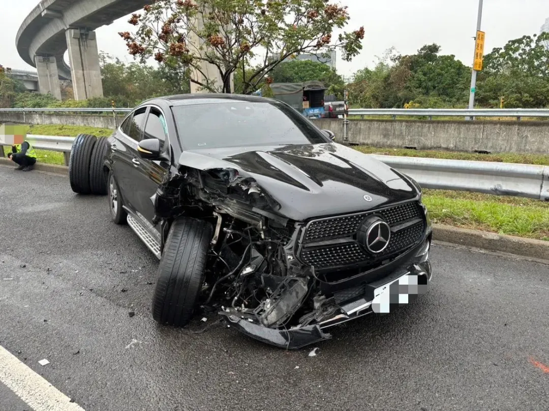 賓士車內的33歲黃姓男駕駛受傷送醫。(圖/警方提供)