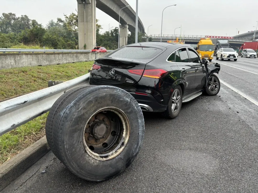賓士休旅車被輪胎砸中。(圖/警方提供)