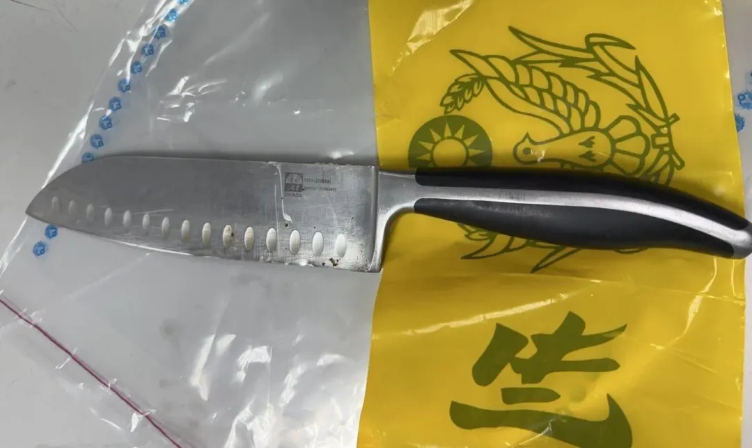 警方查扣犯案用菜刀。（圖／翻攝畫面）