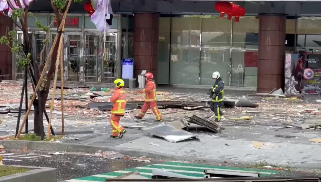 新光三越台中中港店13日上午發生12樓施工地氣爆事故，衛福部統計晚間6時仍有19名傷患仍在治療中。（圖／中天新聞）