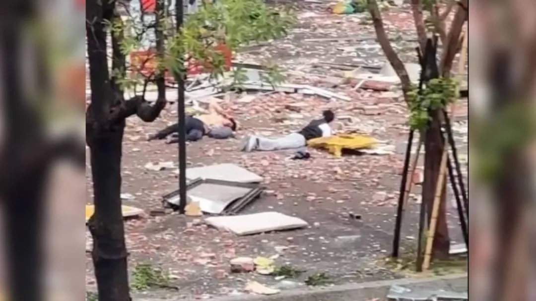 台中新光三越發生氣爆，廣場上有3人倒地。（圖／翻攝自記者爆料網）