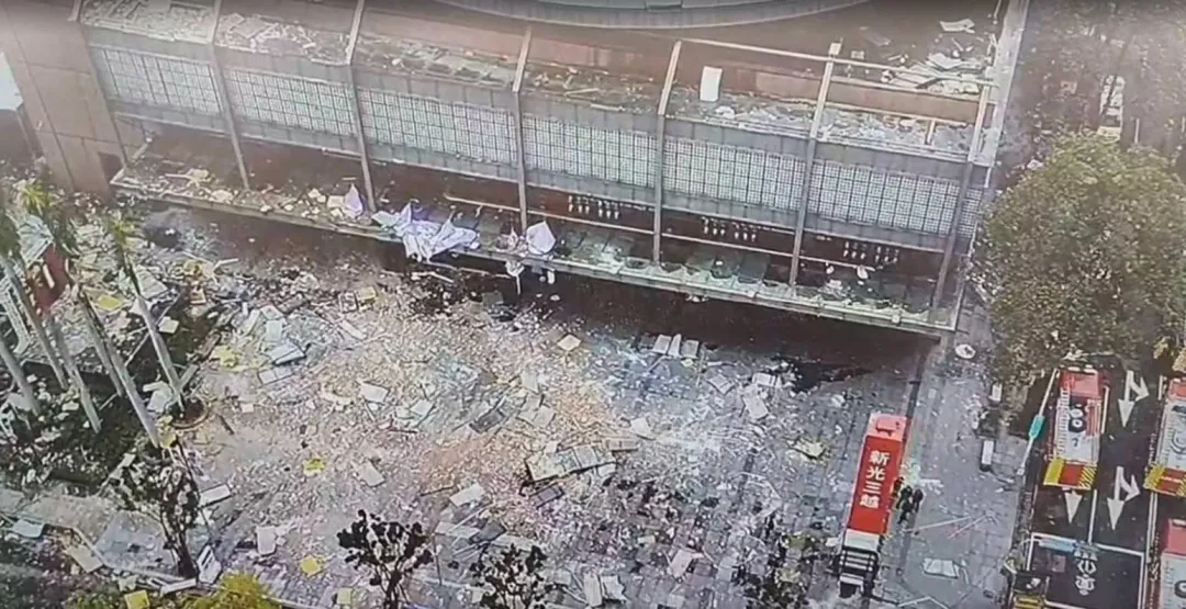 台中新光三越百貨再傳嚴重氣爆意外。(圖/中天新聞)