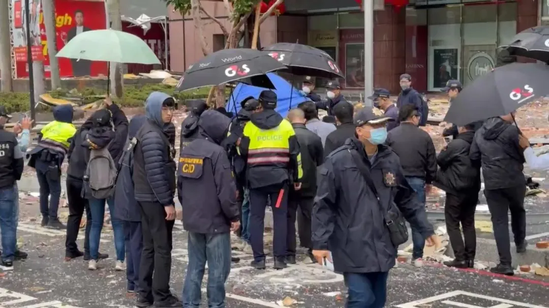 檢警在現場進行勘驗。（圖／翻攝畫面）