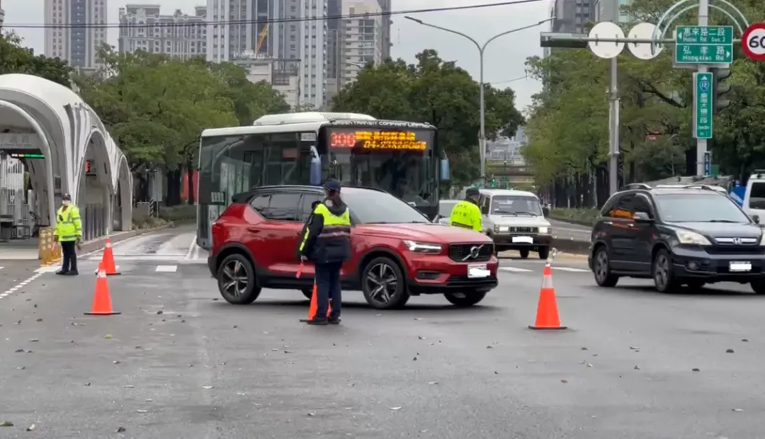 警方針對周邊道路進行交通管制。（圖／中天新聞）