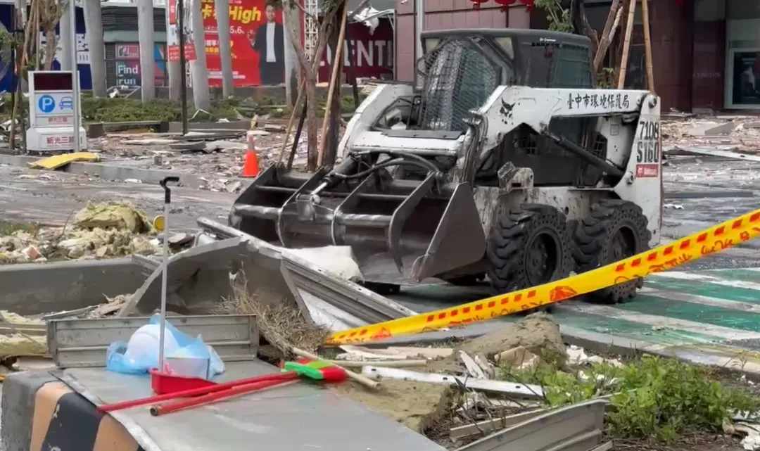 台中市清潔隊已出動機具、抓斗車、鏟斗車開始清除快車道上面的墜落物。（圖／中天新聞，下同）