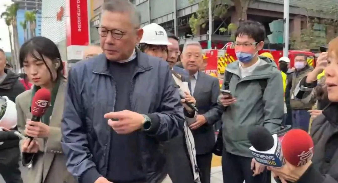 新光三越總經理吳昕陽(圖)、執行副總吳昕昌以及相關高階主管隨後到五間醫院分別探視25位傷者並提供慰問金。（圖／中天新聞）