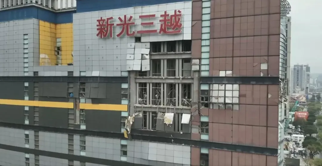 台中新光三越13日氣爆釀4死慘案。(圖/消防局提供)