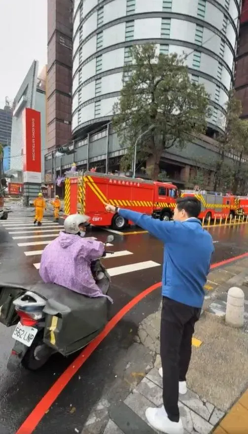 廖偉翔當時還協助指揮交通提醒騎士改道而行。(圖/廖偉翔臉書)