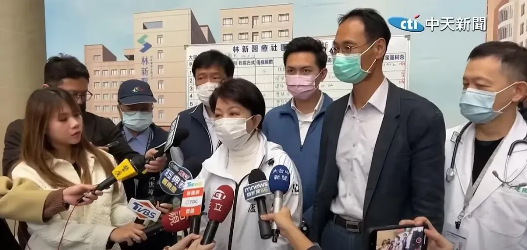台中市長盧秀燕到林新醫院探視澳門85歲沈姓曾祖母傷勢狀況。(圖/中天新聞)