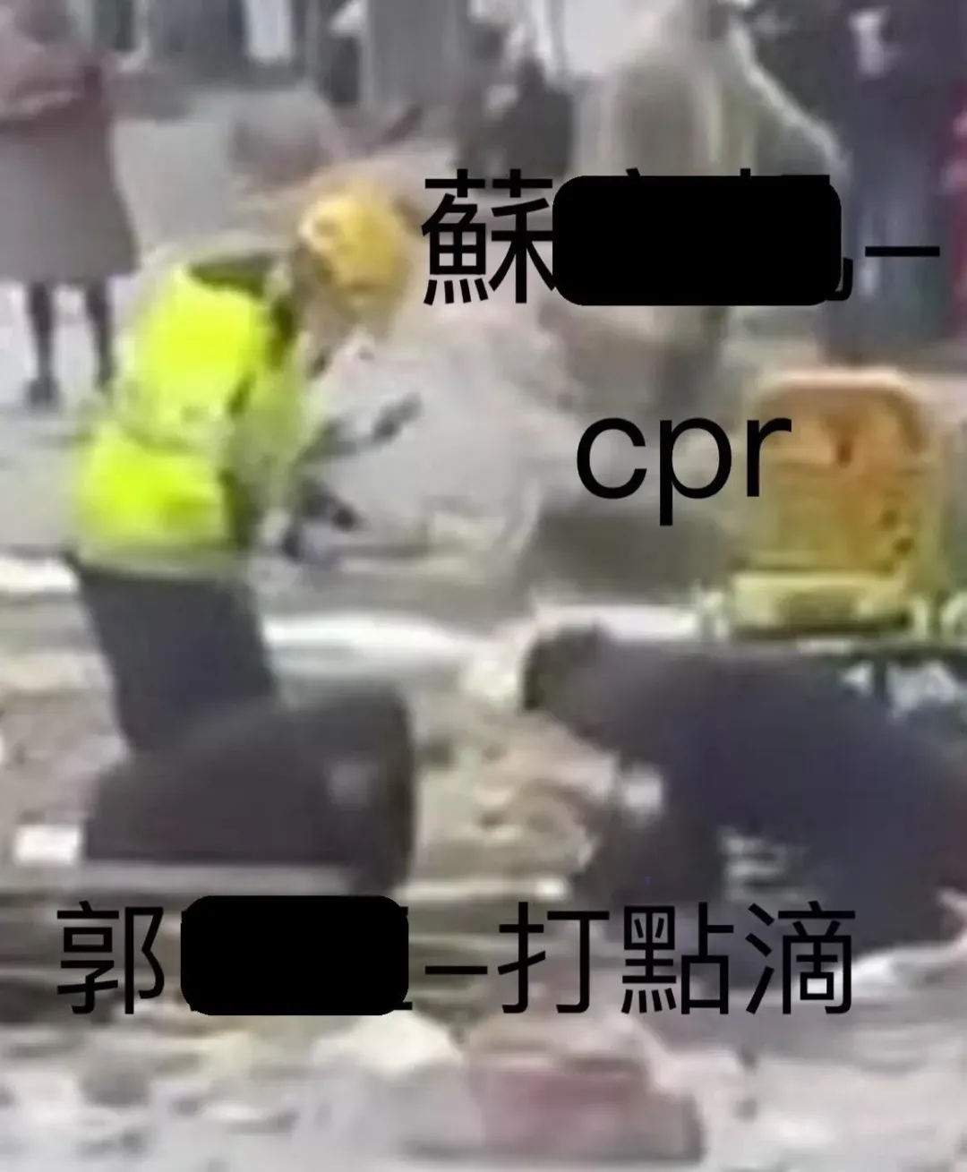 台中新光三越昨(13)日發生嚴重氣爆案,導致4人死亡!現場的2位幫忙急救的熱心民眾竟是來自彰化基督教醫院的護理師。(圖/翻攝畫面)