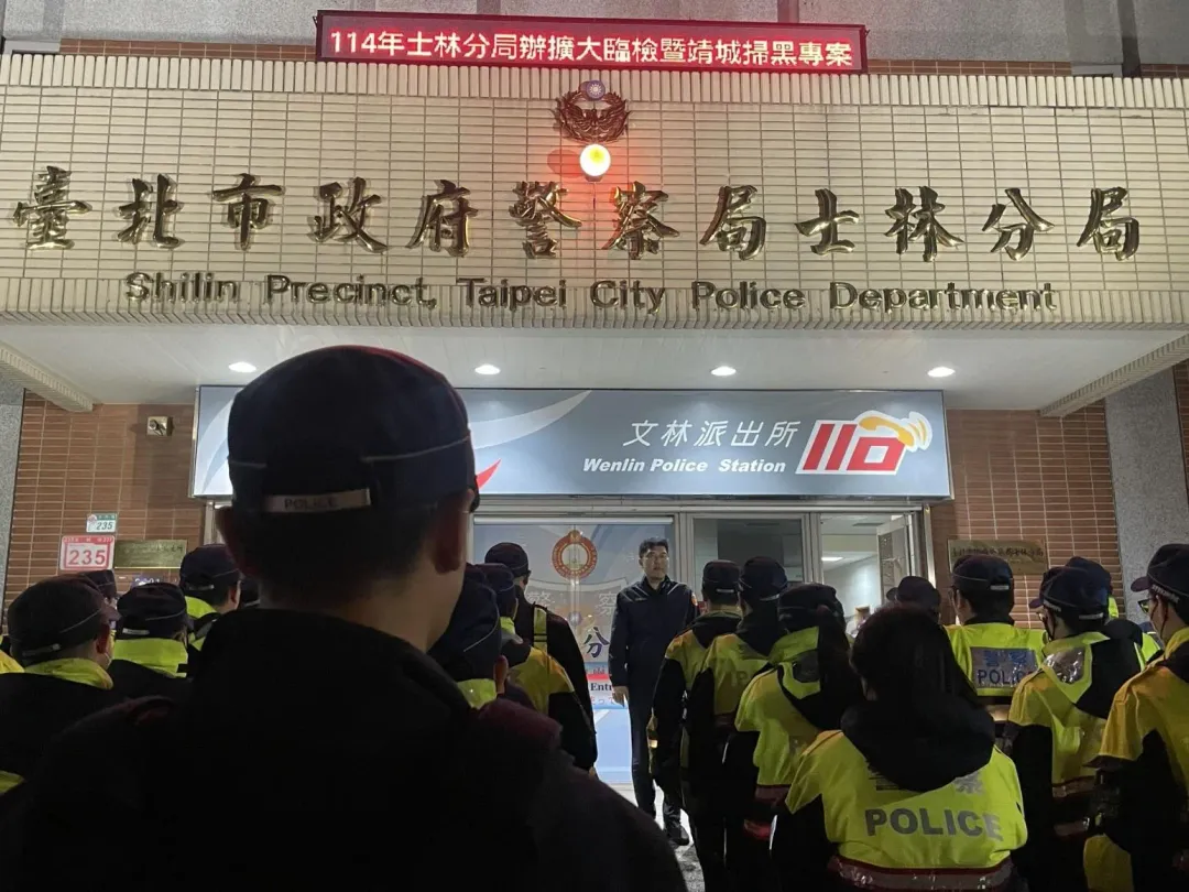 士林警方循線逮捕一名毒販，除搜出開山刀、安非他命毒品外，更搜出罕見的2顆土製炸彈。（圖／翻攝畫面）