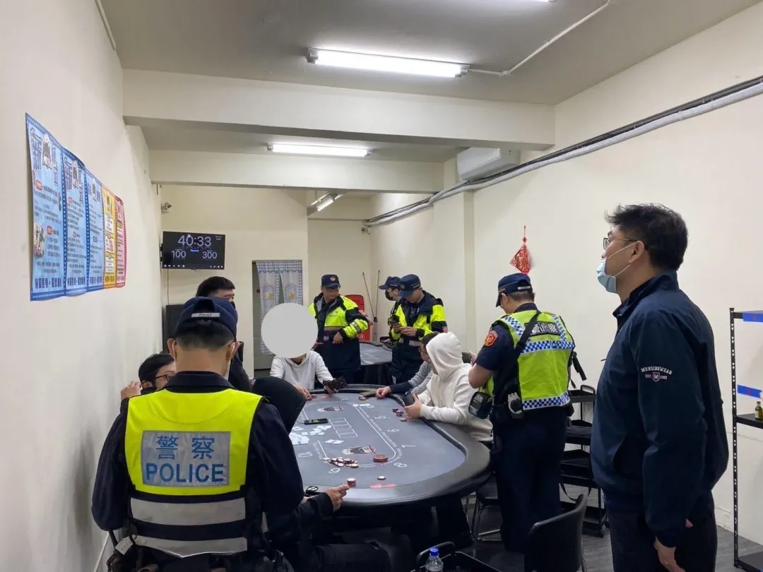 士林警方循線逮捕一名毒販，除搜出開山刀、安非他命毒品外，更搜出罕見的2顆土製炸彈。（圖／翻攝畫面）