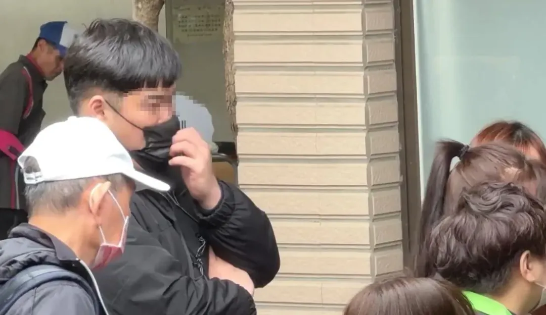 女樓管的男友戴黑口罩現身，協助女友家人處理後事。（圖／中天新聞）