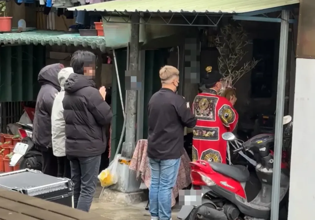 高雄分屍案張姓受害者家屬14日到張嫌住處樓下進行招魂儀式。（圖／中天新聞）