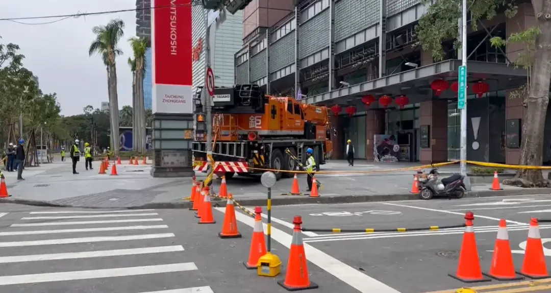 新光三越氣爆地面散落物全數清空，大型機具進駐清除懸空建材。（圖／中天新聞）