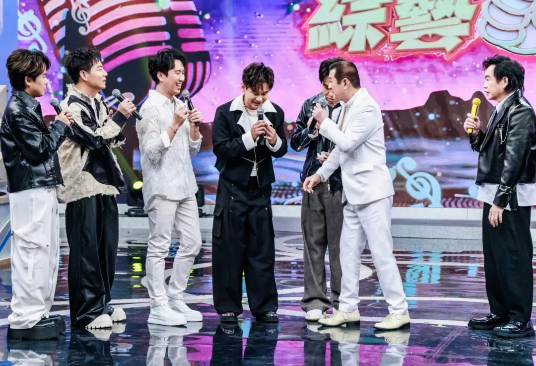 《綜藝一級棒》蔡小虎（右2）對吳俊宏（左4）和沈建豪（左3）讚譽有加。（圖／中視 提供）