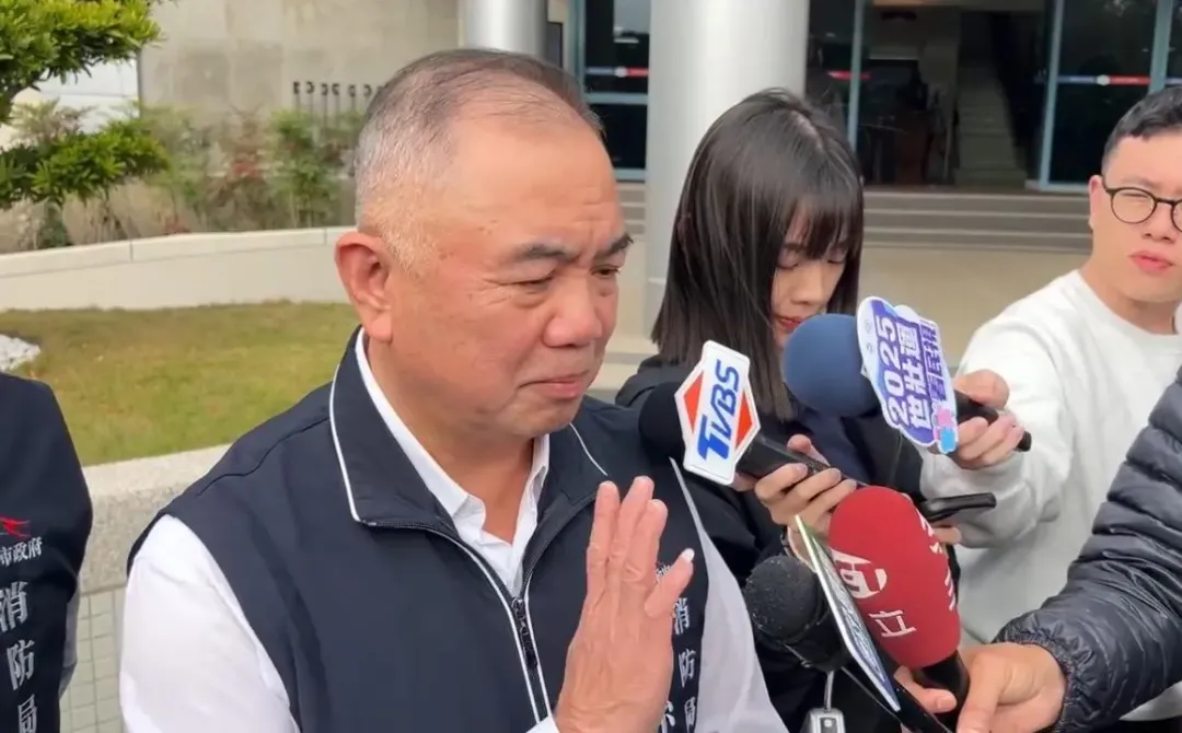 消防局長孫福佑表示目前仍認定是瓦斯氣爆。（圖／中天新聞）