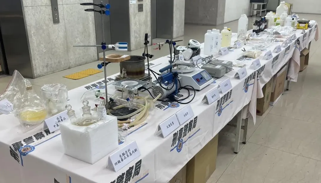 警方破獲毒品工廠查扣大批製毒工具。（圖／翻攝畫面）