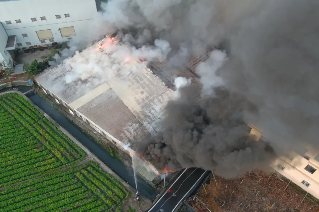 台中豐原一棟鐵皮工廠今日清晨發生火警。（圖／中天新聞）