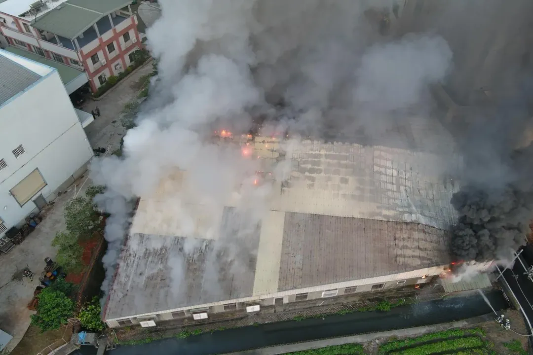 鐵皮建築冒出濃濃黑煙。（圖／中天新聞）
