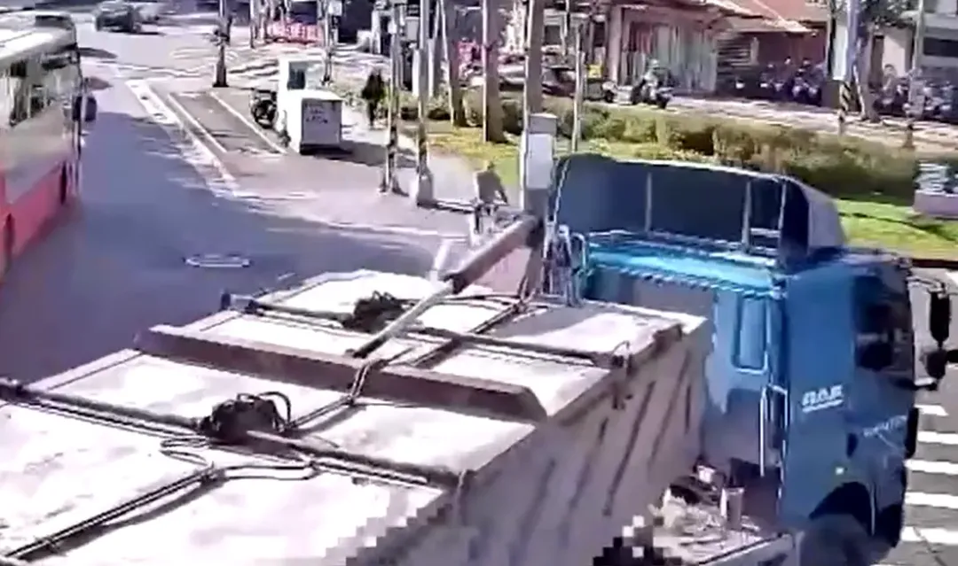砂石車右轉時不慎撞上單車騎士。（圖／警方提供）