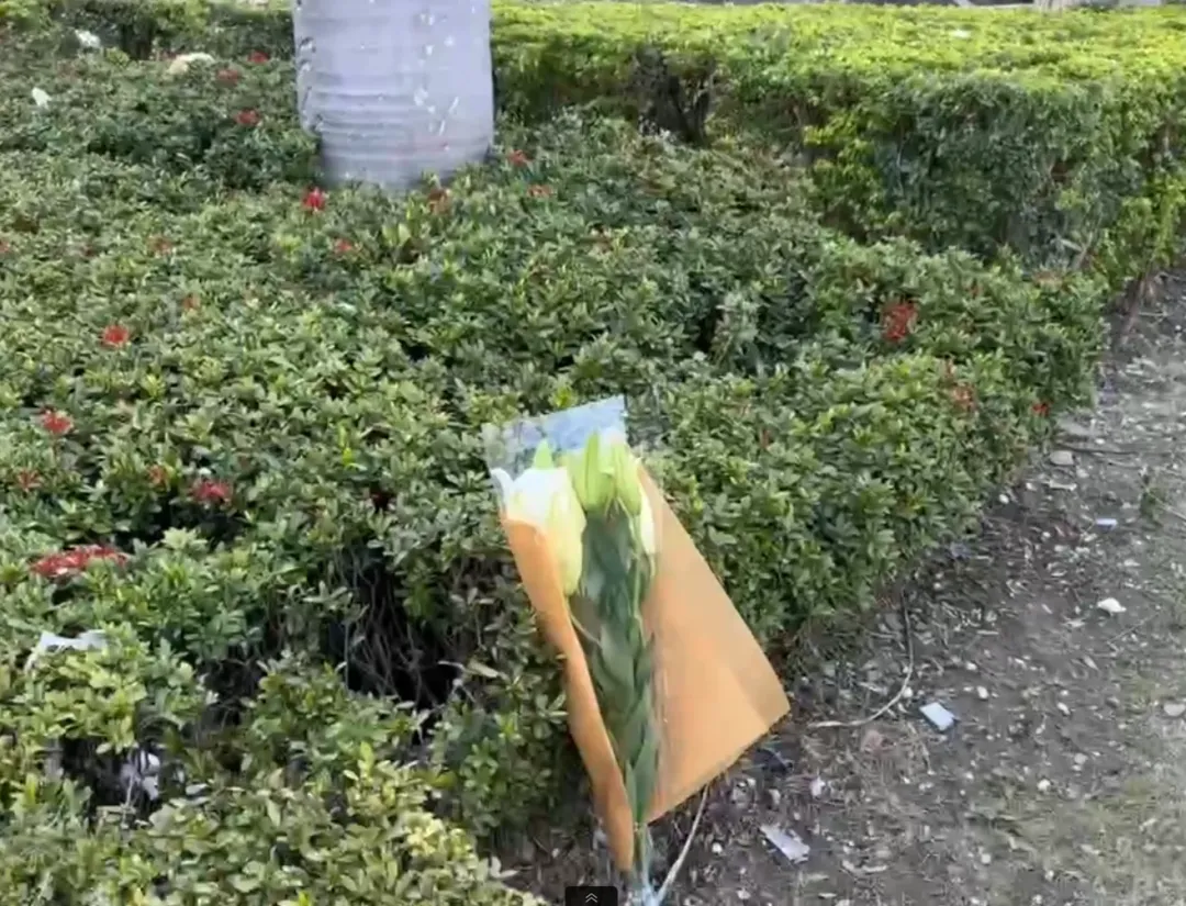 有民眾在新光三越附近放了白色花束祭奠氣爆案4名亡者。（圖／中天新聞）