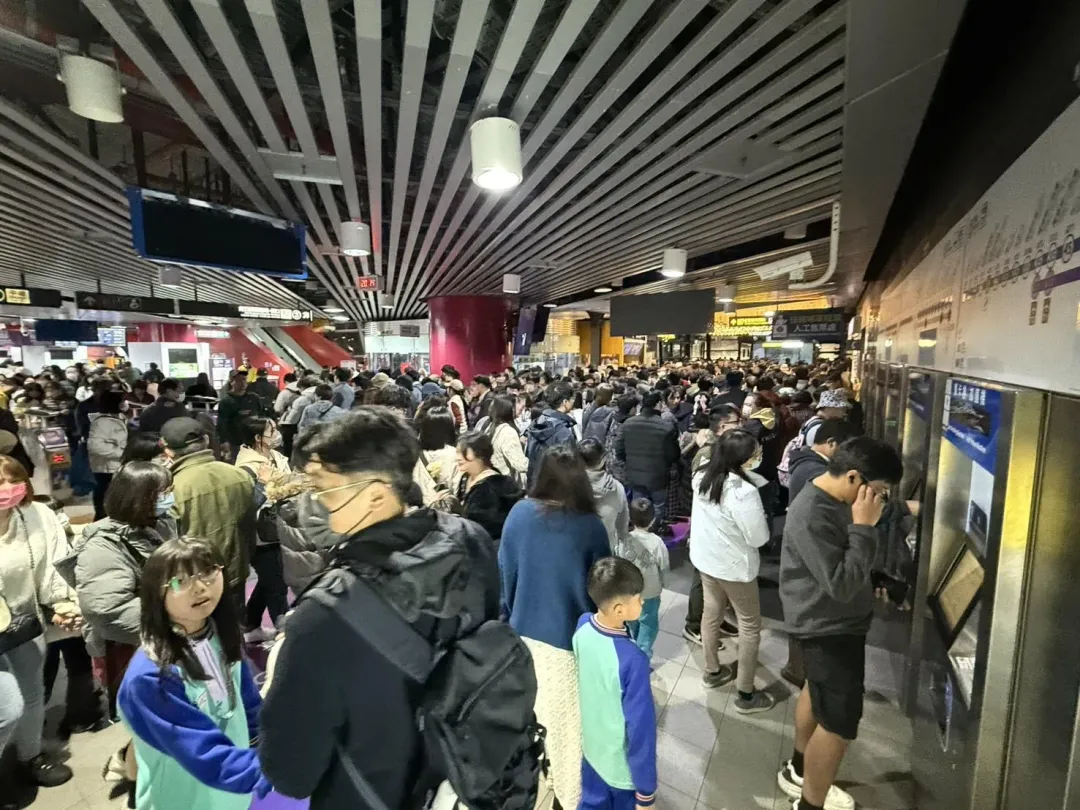 賞燈民眾進入車站搭乘機捷。(圖/桃捷官網)