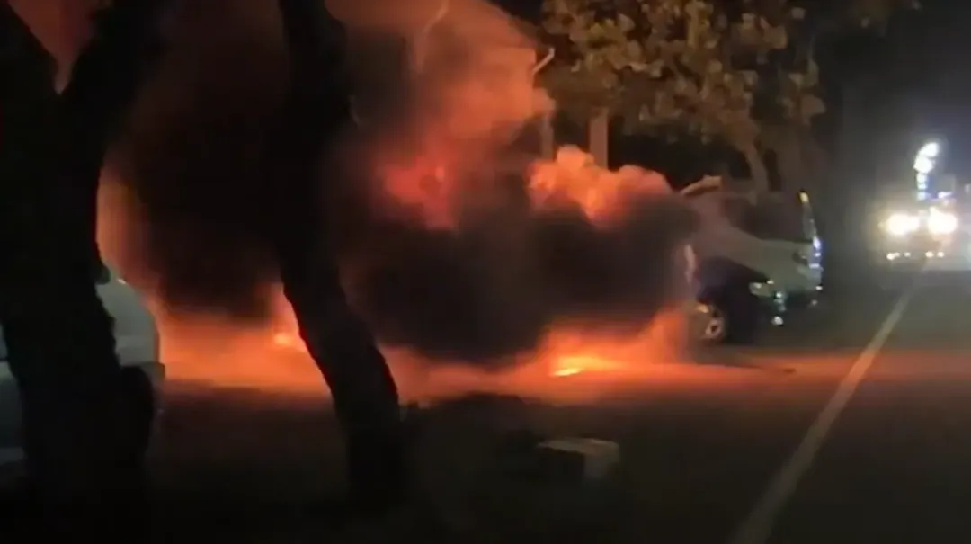 恆春消防分隊今晚7點23分回報火勢撲滅 ，無人員受傷，後續交車主及員警處理。（圖/中天新聞）