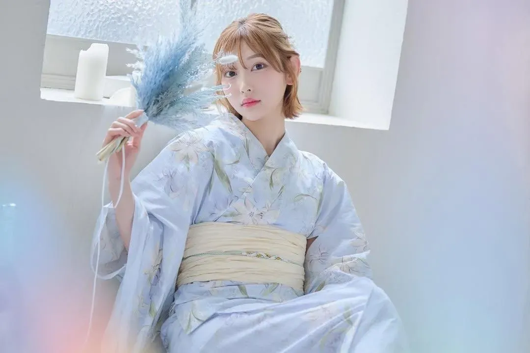 女星志田愛佳近日上節目分享近況,透露當公關的收入是偶像時期的10倍以上。(圖/翻攝自IG@manaka.shida.98)