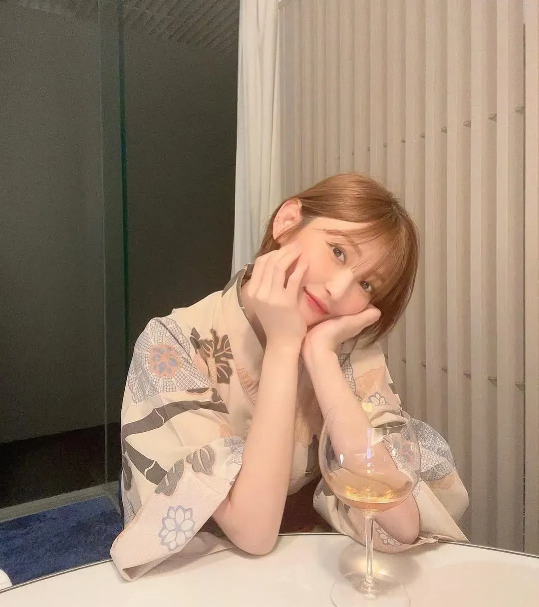 志田愛佳2022年在社群上公布自己在銀座某酒店當女公關。(圖/翻攝自IG@manaka.shida.98)