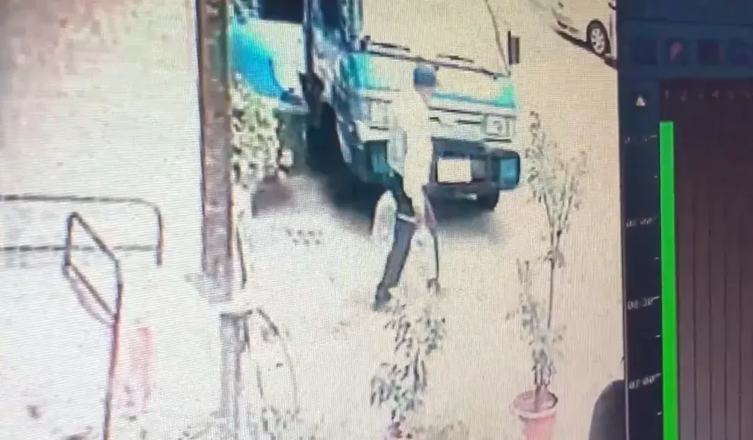 張嫌把兩大桶水加滿。(圖/翻攝畫面)
