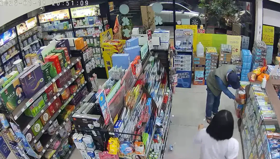 監視器拍下張嫌買兩罐燕麥片。(圖/翻攝畫面)